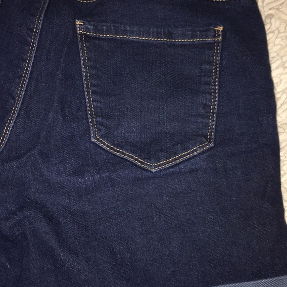 ✨3/20✨ Dark wash cuffed Bluenotes denim shorts - Picture 4 of 6